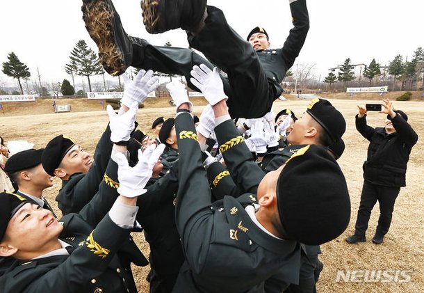 헹가레 치는 특전부사관들 : 네이트 뉴스