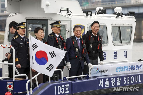 신형 순찰정에서 한강 살펴보는 오세훈 서울시장 : 네이트 뉴스