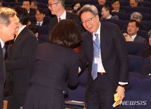 재외공관장회의, 참석자들과 인사하는 정재호 주중대사 : 네이트 뉴스