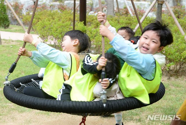 신나는 회전그네놀이 : 네이트 뉴스