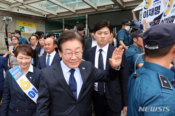 지지자들에게 인사하는 이재명 당 대표 후보 : 네이트 뉴스