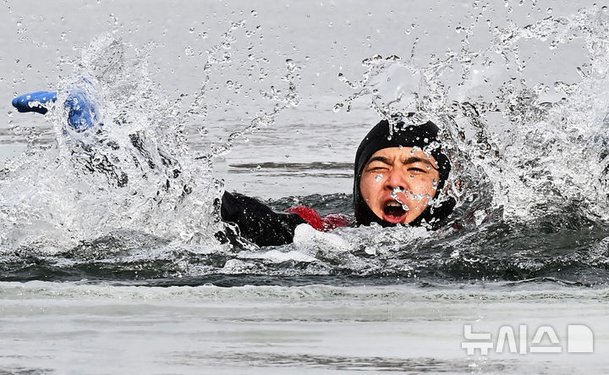 한파 속 얼음물 입수 : 네이트 뉴스