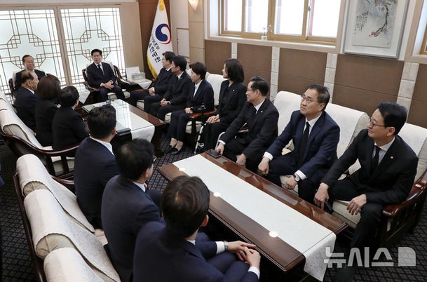 당 지도부와 대화 나누는 김문수 후보 : 네이트 뉴스