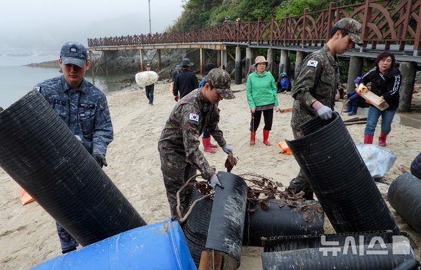 해군 2함대 282전탐감시대, 어청도 일대서 해양정화활동 : 네이트 뉴스
