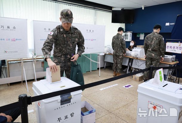 사전투표 하는 군 장병들 : 네이트 뉴스