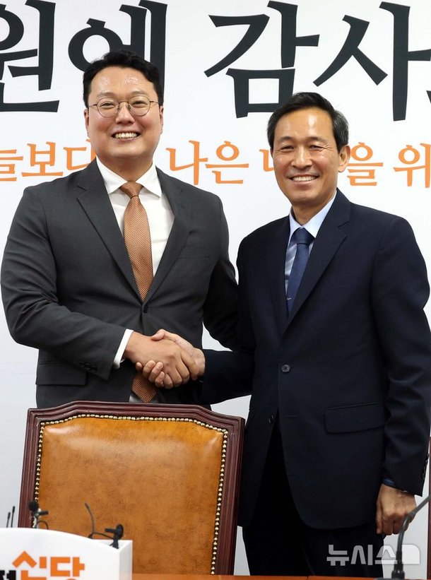 악수하는 천하람-우상호 : 네이트 뉴스