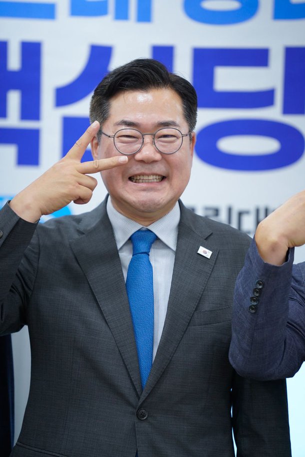 기념촬영하는 박찬대 의원 : 네이트 뉴스