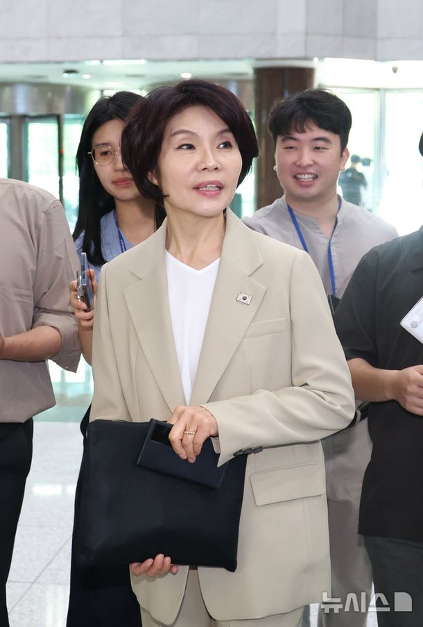 비공개 실무 고위당정협의회 참석하는 한정애 더불어민주당 정책위의장 : 네이트 뉴스