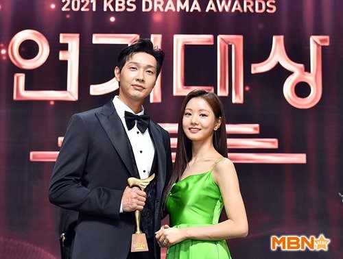 지현우 '대상 트로피 들고 박단단 이세희와 인증샷'[MBN포토] : 네이트 연예