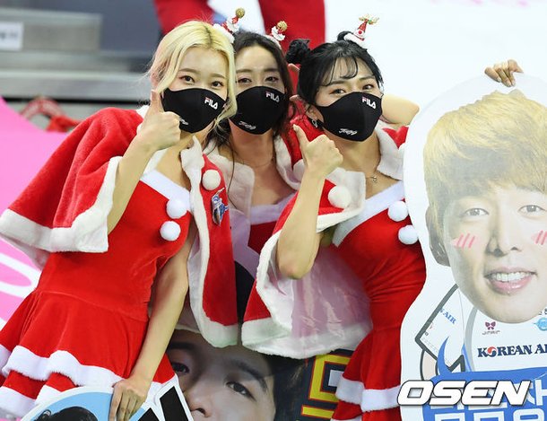 [사진]산타복장입고 포즈 취하는 대한항공 치어리더들 : 네이트 스포츠