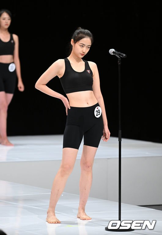 [사진]2022 슈퍼모델선발대회 권은지, '눈빛으로 마무리' : 네이트 연예
