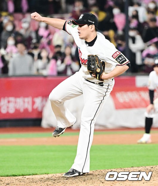 [사진]KT 마무리 김재윤,'4차전 승리 지켜냈어요' : 네이트 스포츠
