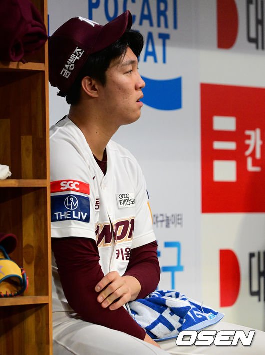 [사진]팔에 타구 맞은 안우진,'주물러 주며' : 네이트 스포츠