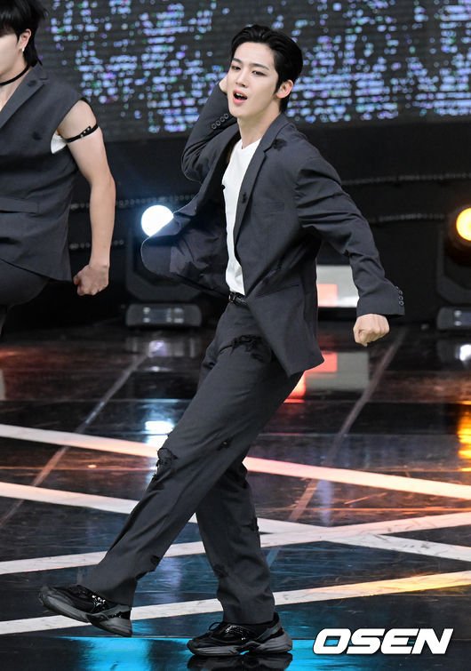 [사진]위아이 김요한, '멋짐 폭발' : 네이트 뉴스