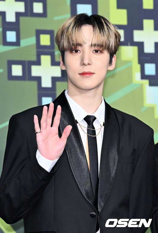 [사진]에이티즈 윤호,'심쿵 눈맞춤' : 네이트 뉴스