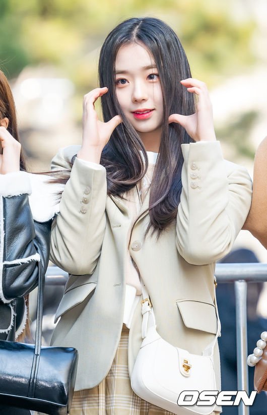 트리플 에스 김채연 김채연 2023년 뮤직뱅크 출근길 하트