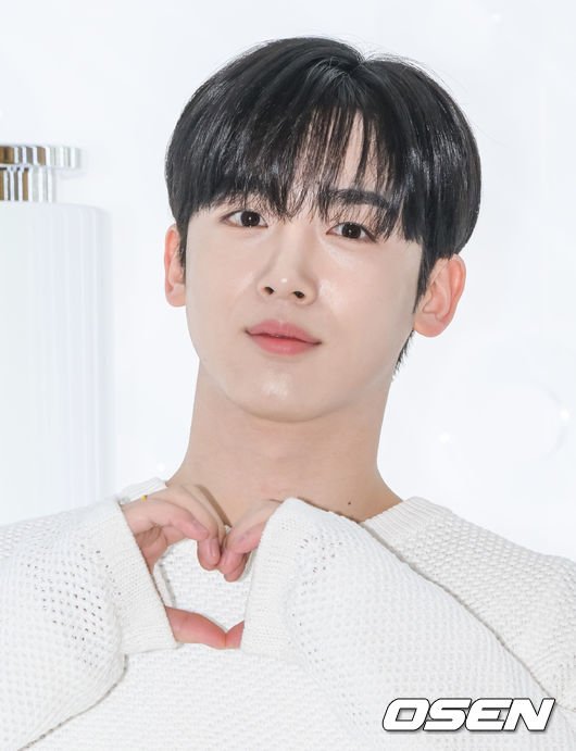 [사진]위아이 김요한,'달콤한 손하트' : 네이트 연예