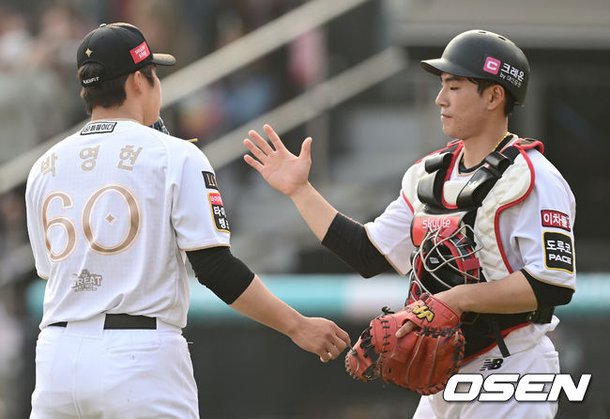 [사진]박영현-강현우,'승리 지켰어' : 네이트 스포츠