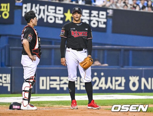 [사진]쿠에바스-강현우,'희생번트 너무 쉽게 내줬어' : 네이트 스포츠