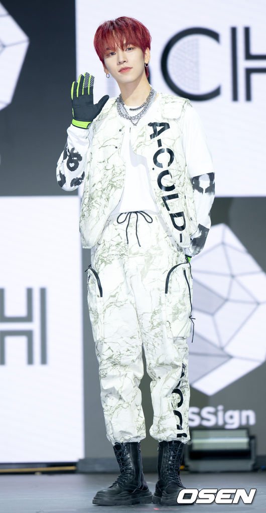 [사진]엔싸인 한준,'강렬한 인사' : 네이트 연예