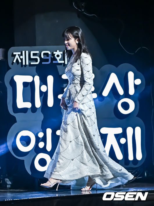 [사진]한효주,'대종상 시리즈 여우상 수상' : 네이트 연예