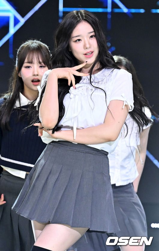 트리플 에스 김채연 김채연 2024년 더쇼 무대 손짓