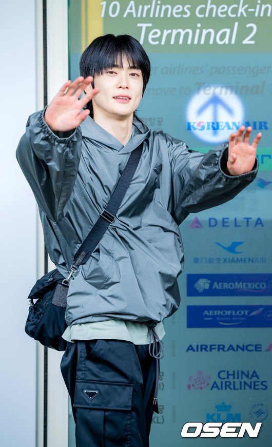 [사진]NCT 재현,'그윽한 눈빛으로 인사' : 네이트 연예
