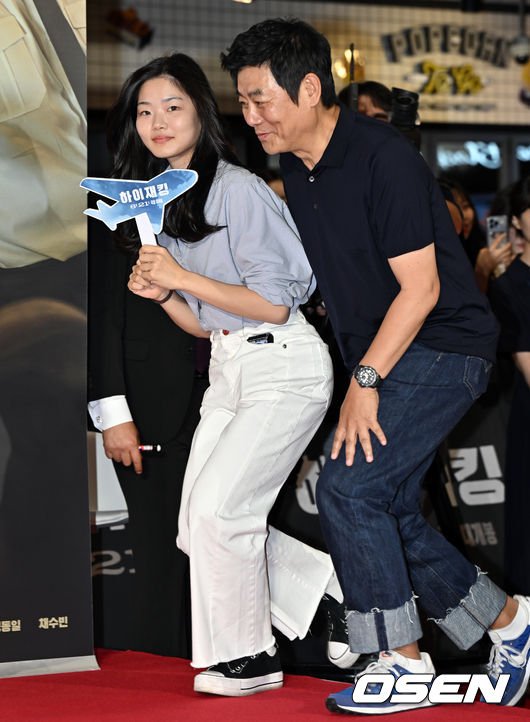 [사진]성빈, '아빠 성동일과 영화관 나들이' : 네이트 연예