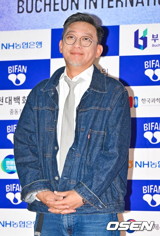 [사진]정 바오루이 감독,'폐막작과 함께 참석해요' : 네이트 연예
