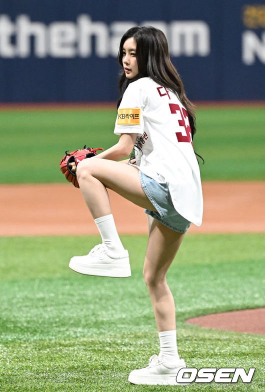 [사진]케플러 다연,'멋진 시구 보여드릴게요' : 네이트 연예