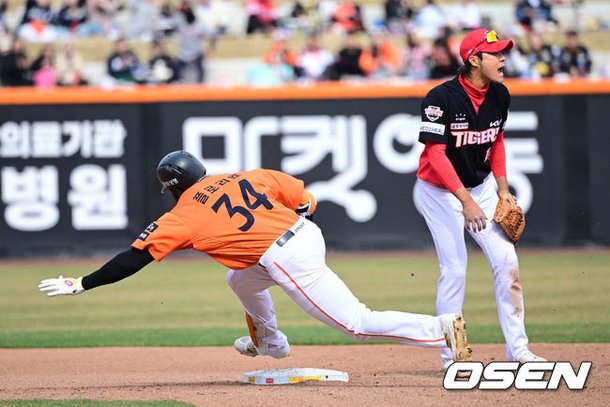 [사진]한화 플로리얼, '2루타 치고 2루 돌다 미끌' : 네이트 스포츠