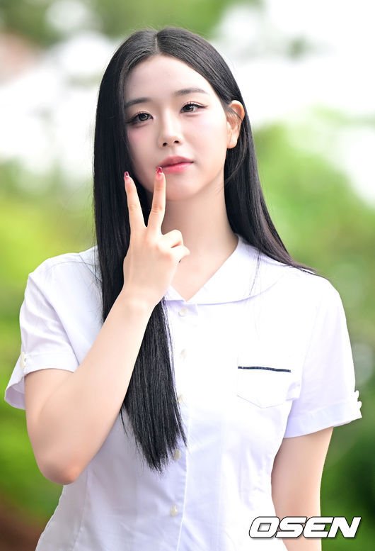 트리플 에스 김채연 트리플에스 김채연 2025년 야외 클로즈업