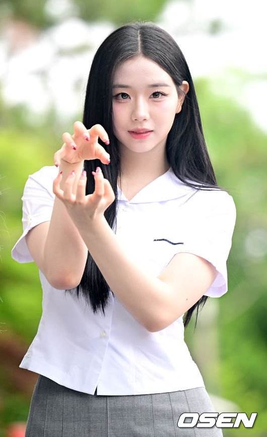 트리플 에스 김채연 김채연 2025년 라디오 출근길 손 포즈