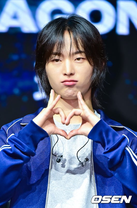 [사진]드래곤포니 권세혁,'심쿵 하트' : 네이트 연예