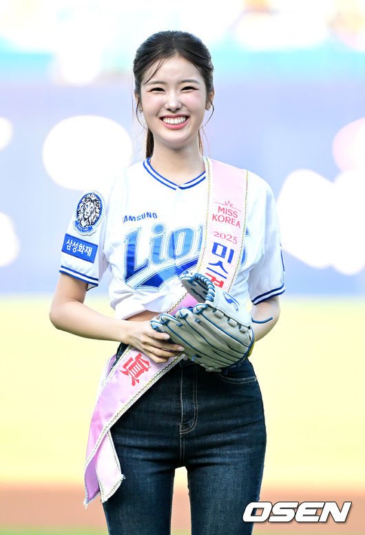 [사진]미스코리아 진 정연우, '야구장에서 반짝이는 미소' : 네이트 스포츠