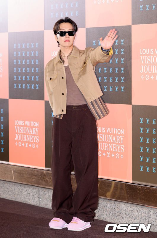 [사진]BTS 제이홉,'훈훈한 인사' : 네이트 연예
