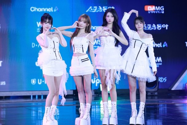 QWER, 2년 연속 수상 '2관왕' 달성…