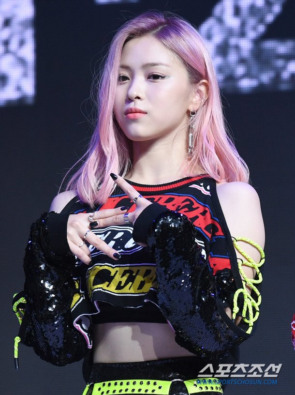 [포토] ITZY 류진, '빠져드는 매력 눈빛' : 네이트 연예