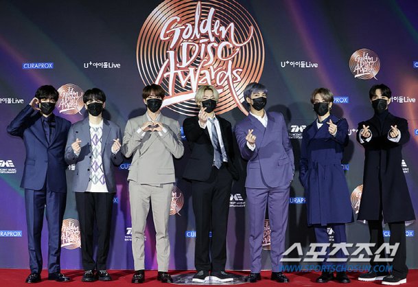 [포토] BTS '깜찍한 하트 인사' : 네이트 연예