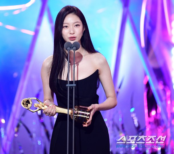 [포토] 신인여우상 공승연, 감격의 눈물이 : 네이트 연예