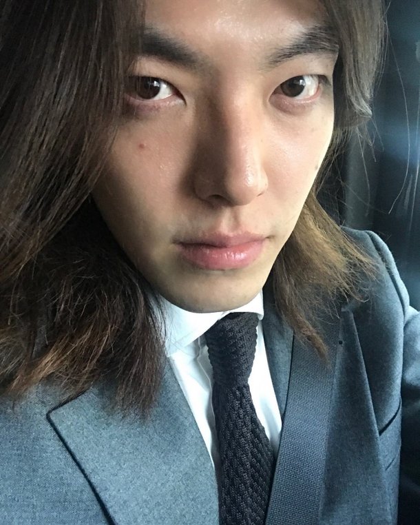 '신민아♥' 김우빈, 마트에서 포착된 '장발남'…긴 머리 파격 비주얼 : 네이트 연예