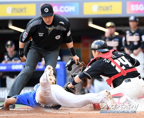 [포토] 삼성 조민성-SSG 김민식 '홈에서 희비교차' : 네이트 스포츠