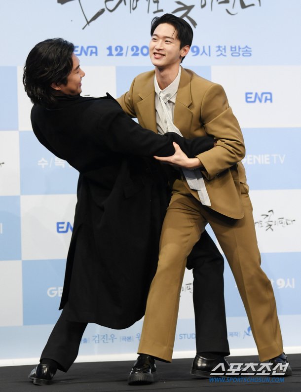 [포토] 이재준-장동윤 '씨름은 샅바 싸움' : 네이트 연예