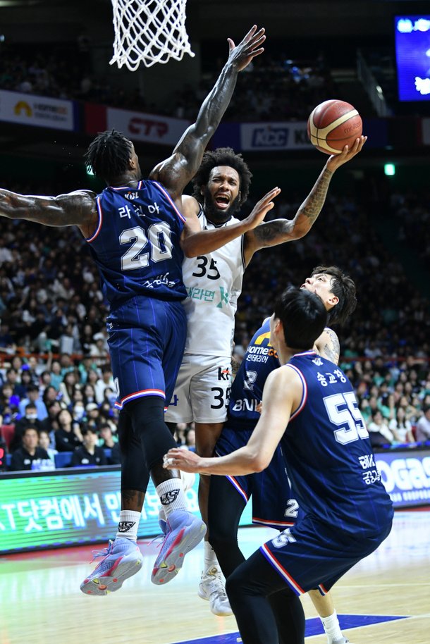 [챔프 4차전 현장분석] 허 훈 33득점+120분 투혼. KCC '슈퍼로테이션'에 역부족이었다. KCC 96대90 3승1패 ...