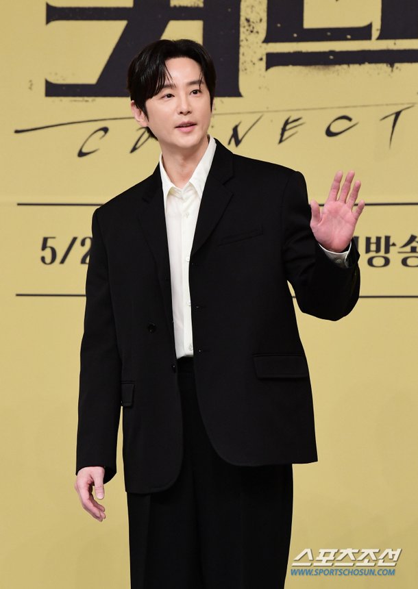 [포토] 권율 '잘생긴 매력 눈빛 인사' : 네이트 연예