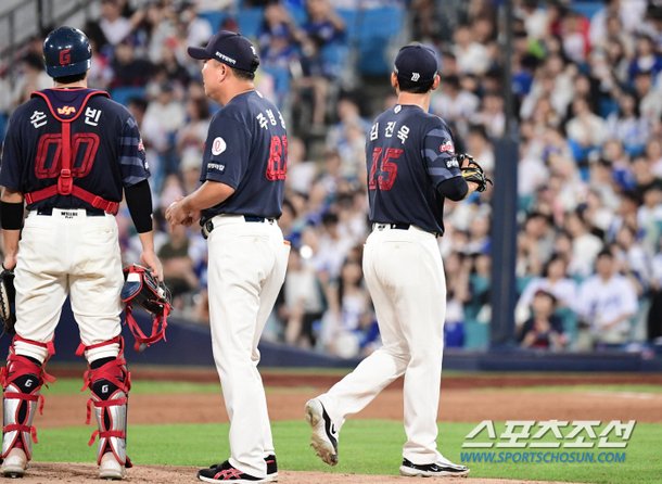 [포토] 롯데 김진욱 '4회 아쉬운 조기 강판' : 네이트 스포츠