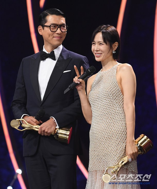 [청룡영화상] 현빈♥손예진, 최초 '부부동반' 인기스타상 수상 