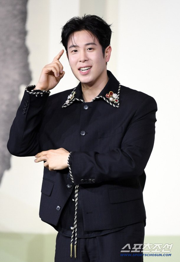 피오, 제주서 승용차와 충돌 사고…팔·무릎 부상 