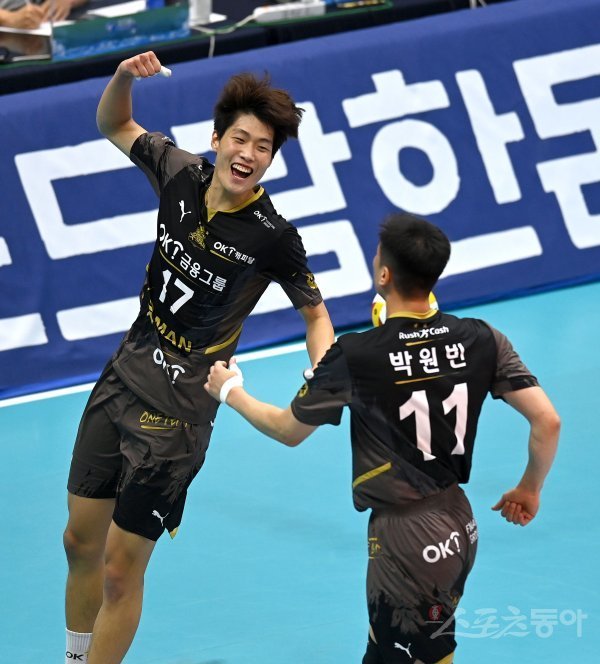 [포토] 박창성, 득점 성공 주먹 꾹 : 네이트 스포츠