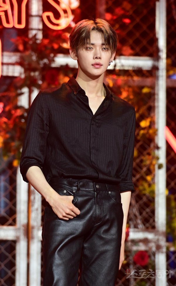 TXT 연준 '팬심 저격하는 눈빛' [포토] | 아이돌24시 : 네이트 연예